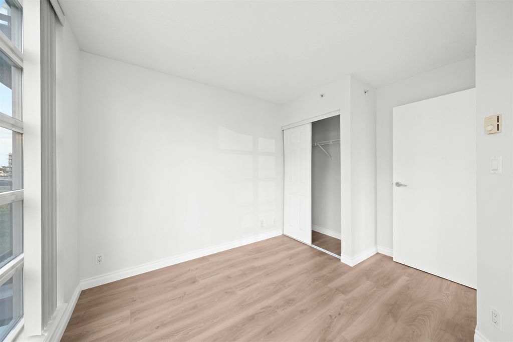 listing image 1103075603944860034