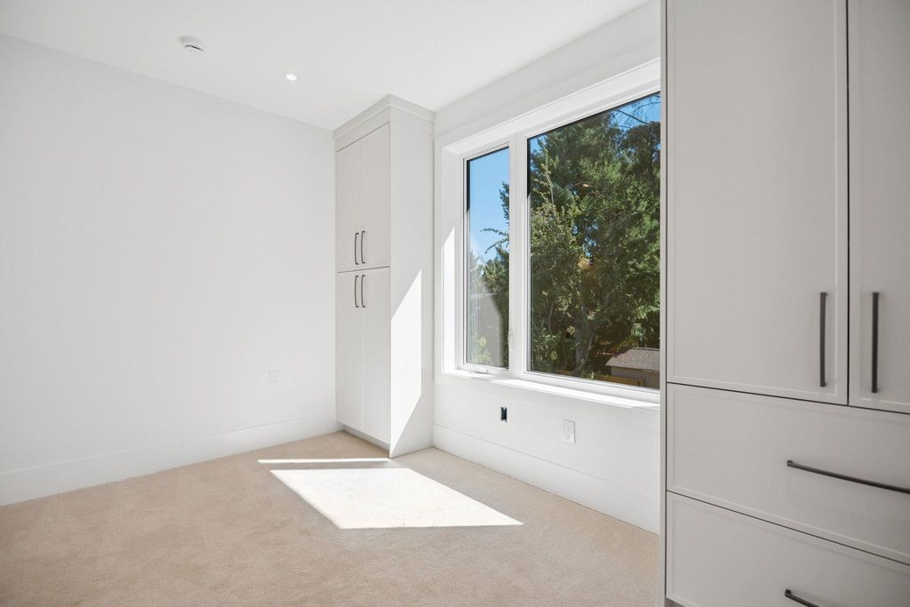 listing image 1101683345613776325