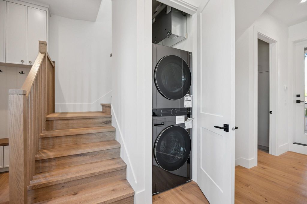 listing image 1101070777382397697