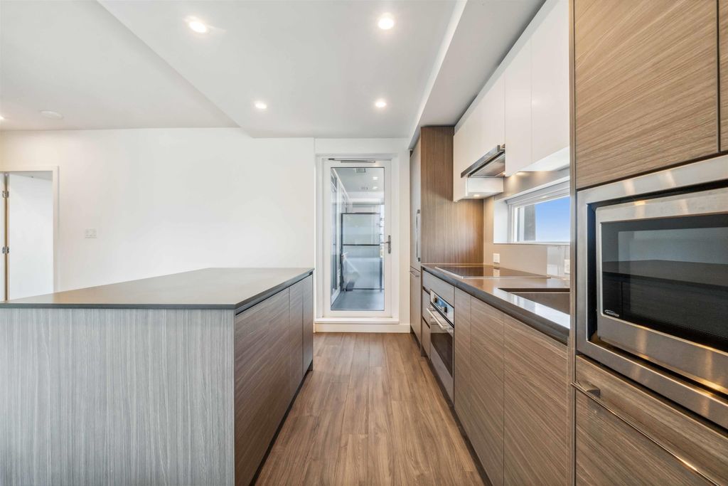 listing image 1104048007829314494