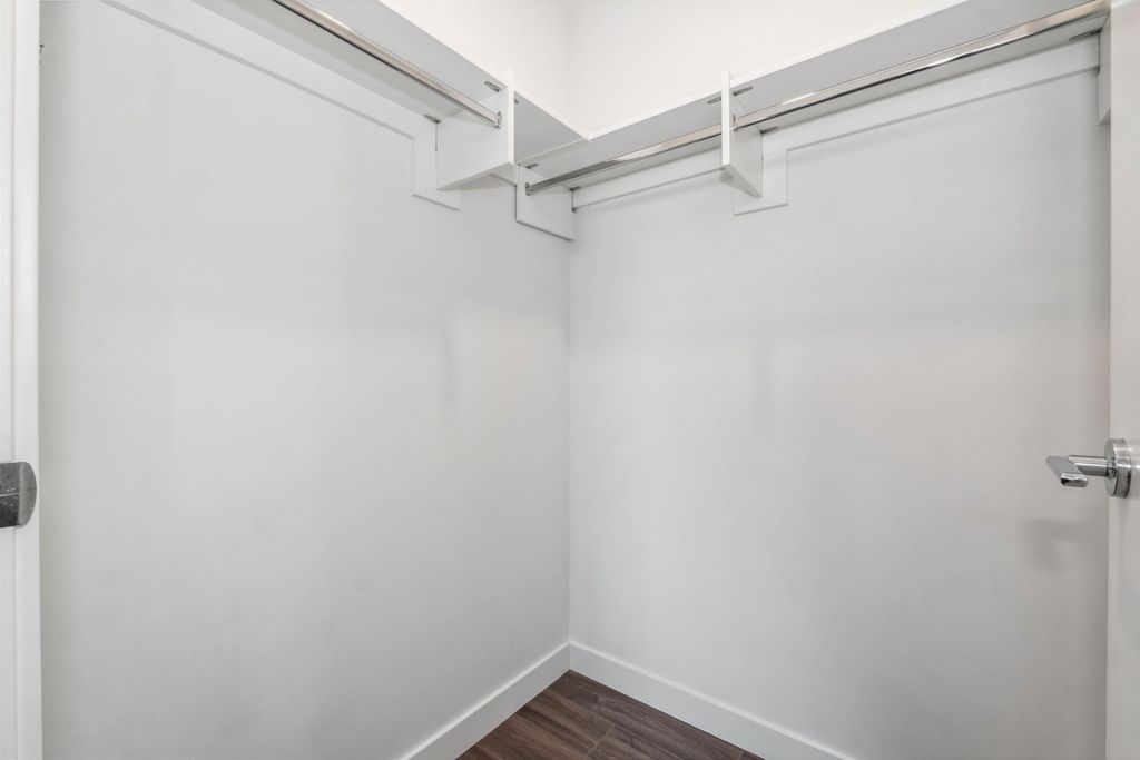 listing image 1107839235381669439