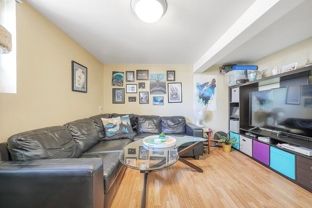listing image 1103365353208440643