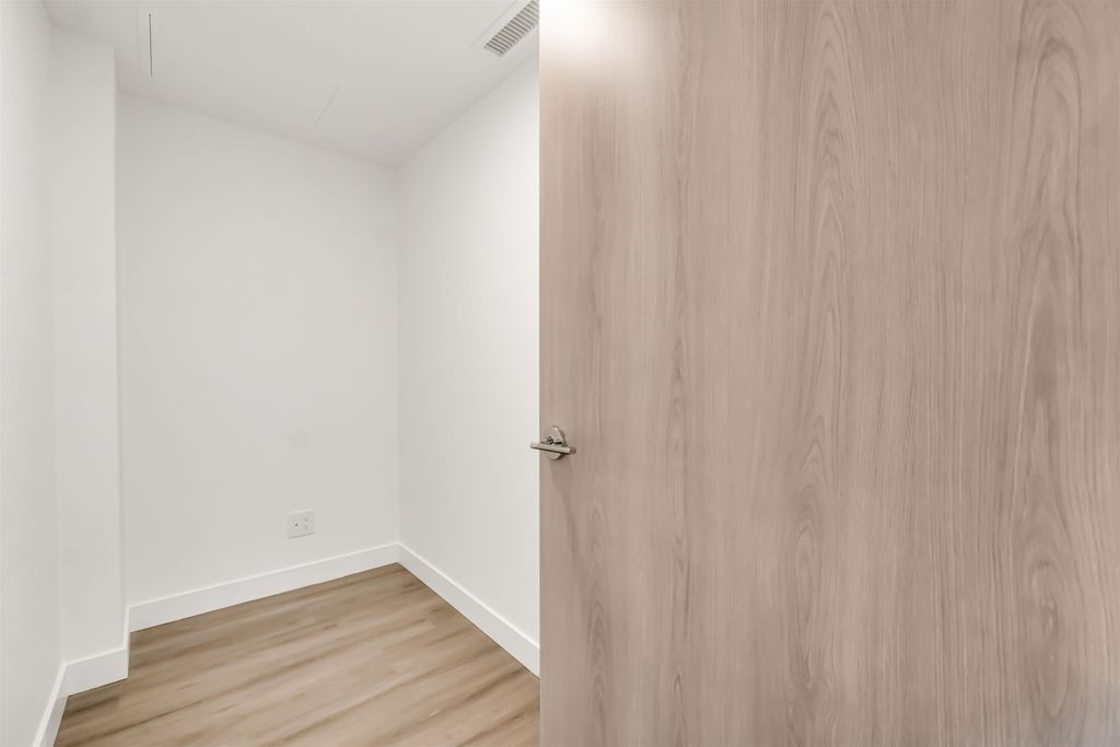 listing image 1107981950195892098