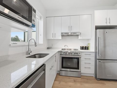 2137 Chesterfield Avenue 405 North Vancouver BC V7M 2P7