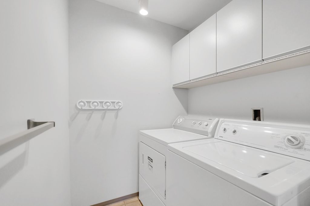 listing image 1103389903881774272