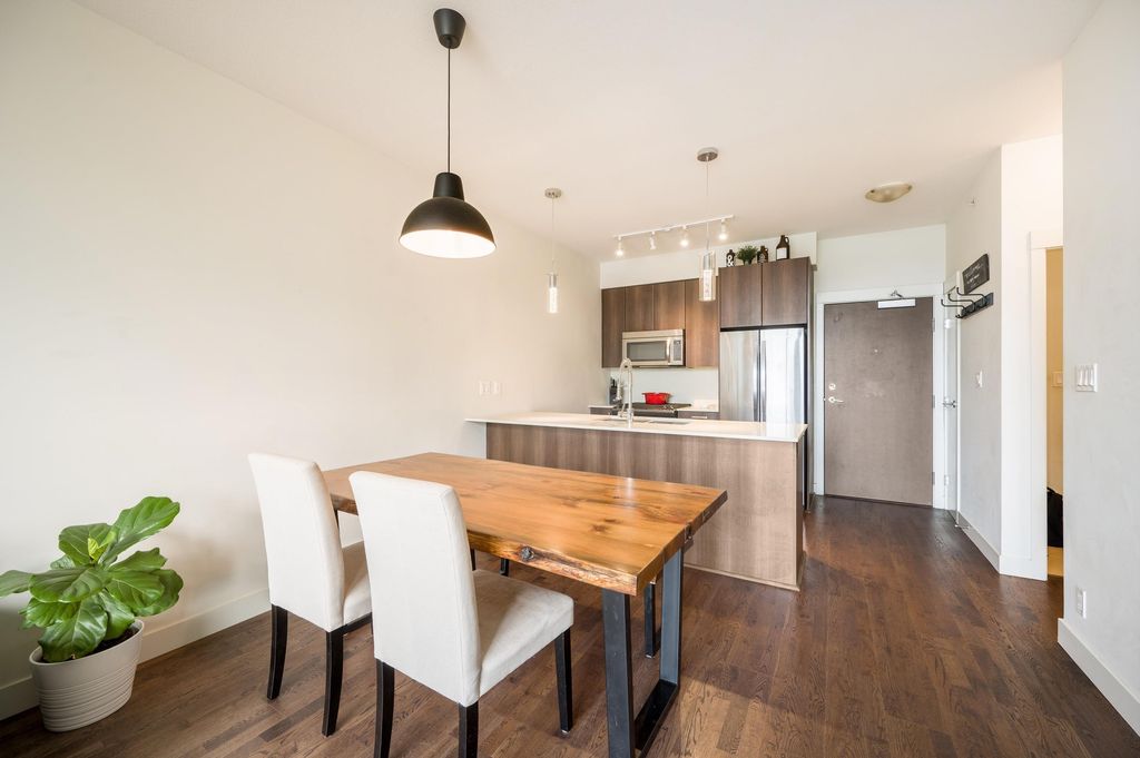 listing image 1102165183793885575