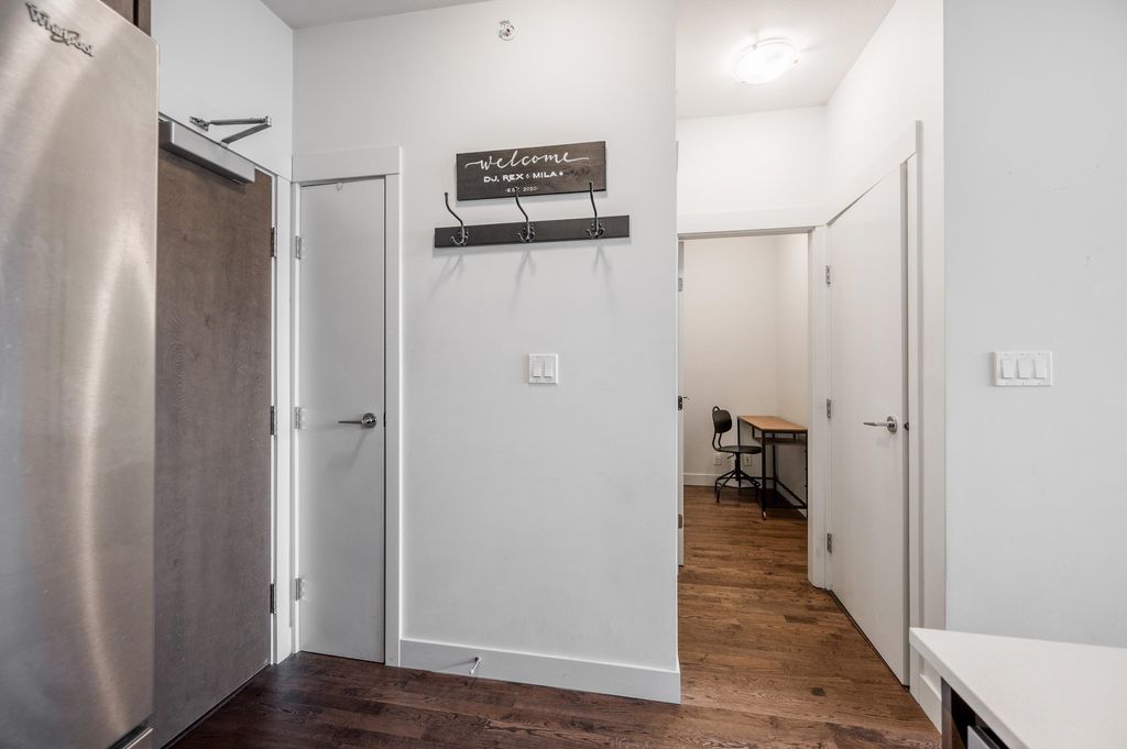 listing image 1106772161411962820