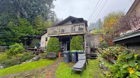 2071 Deep Cove Road North Vancouver BC V7G 1S8