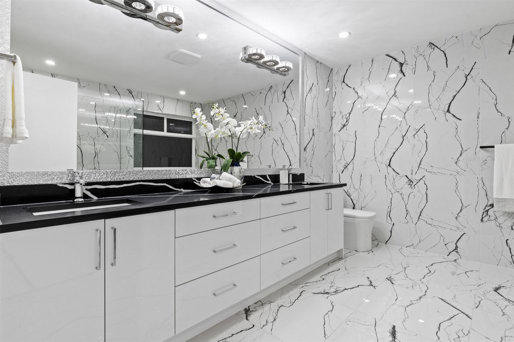 listing image 1104761556810392934