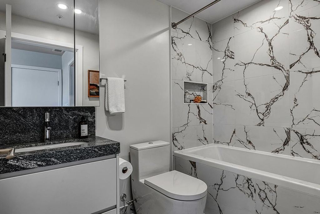 listing image 1104672170211551120