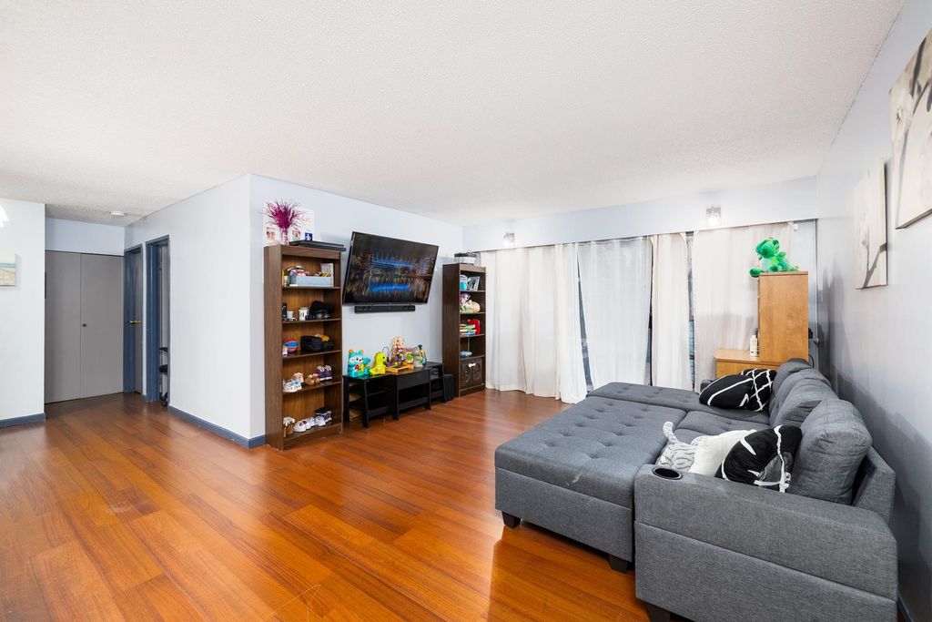 listing image 1104128578077276543