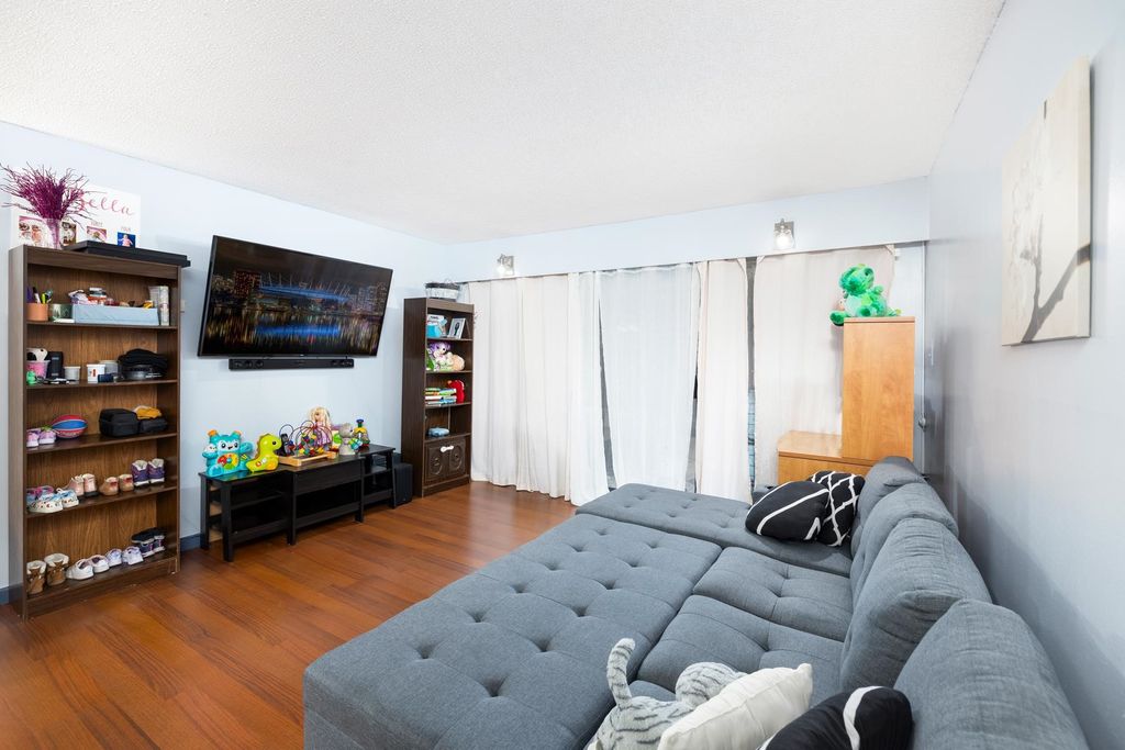 listing image 1102492325275242578