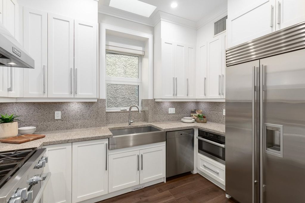 listing image 1103065871310304707