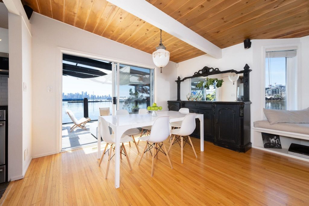 listing image 1105775193110750467