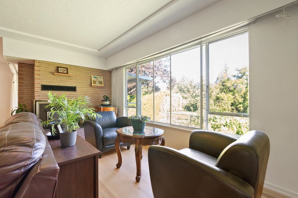 listing image 1106339230416131972