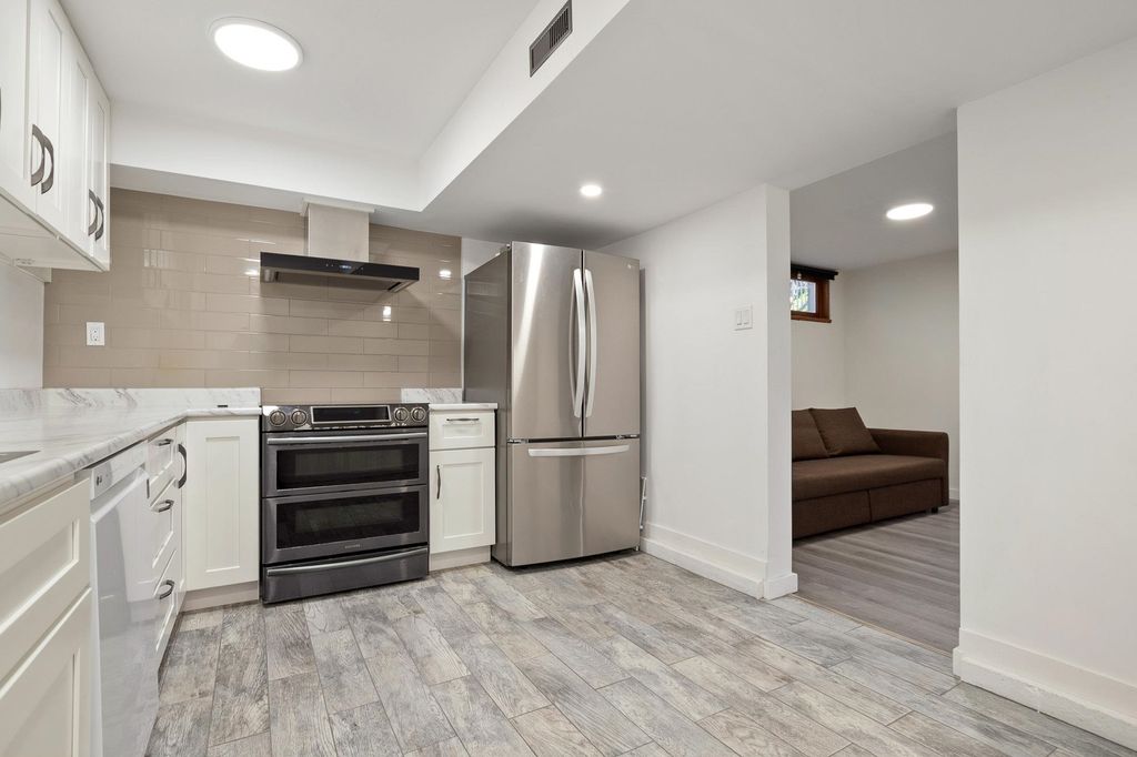 listing image 1106424487194991486