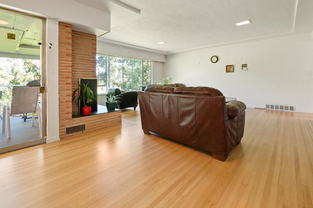 listing image 1104485562234249820