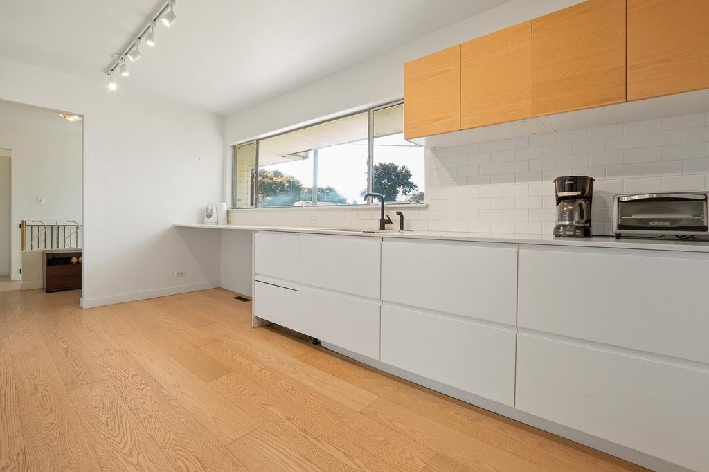 listing image 1101323543150158528