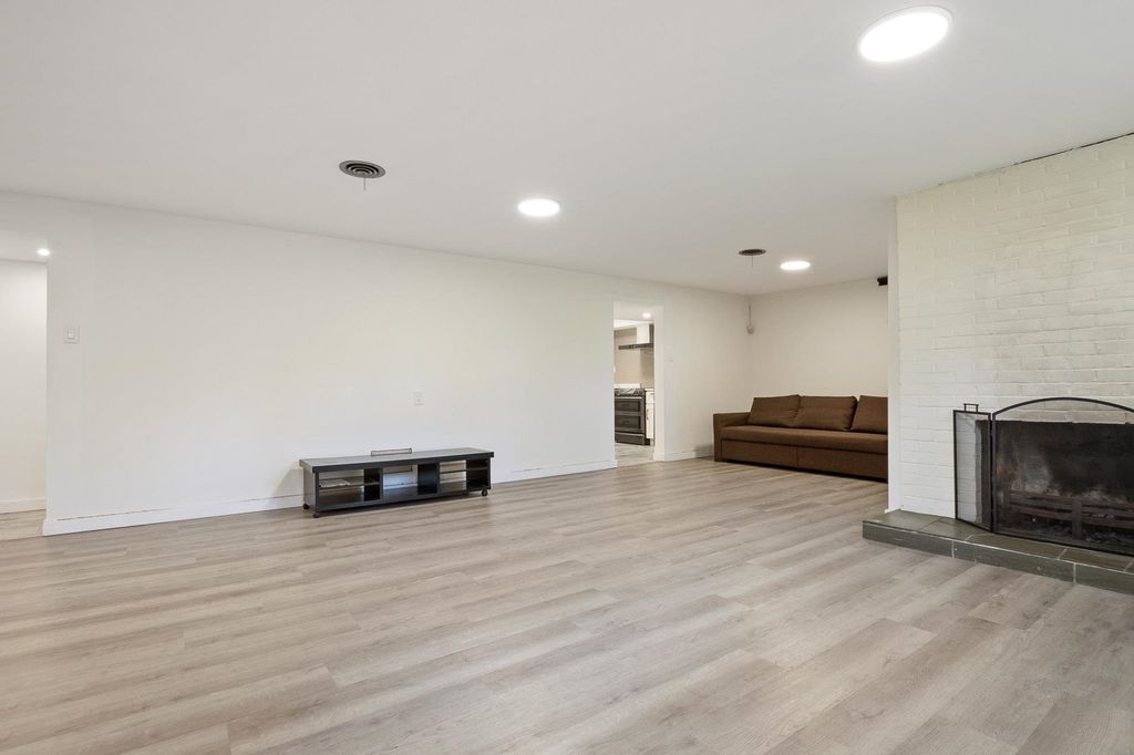 listing image 1104466350287885831
