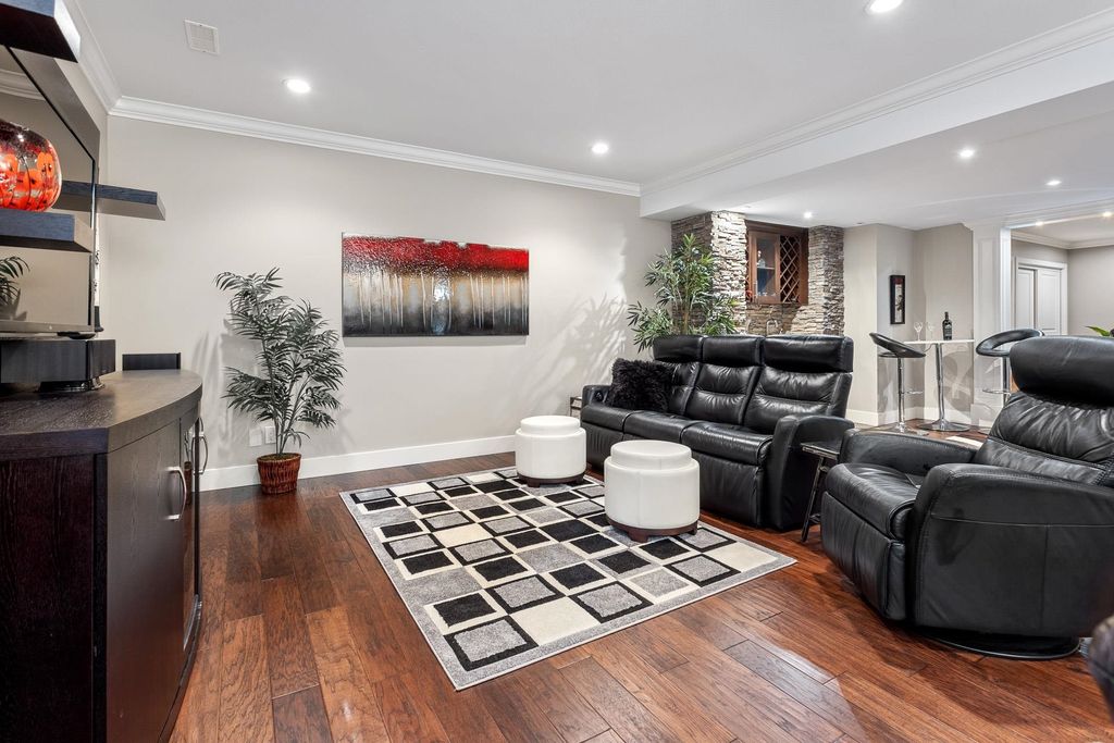 listing image 1106500471895603331