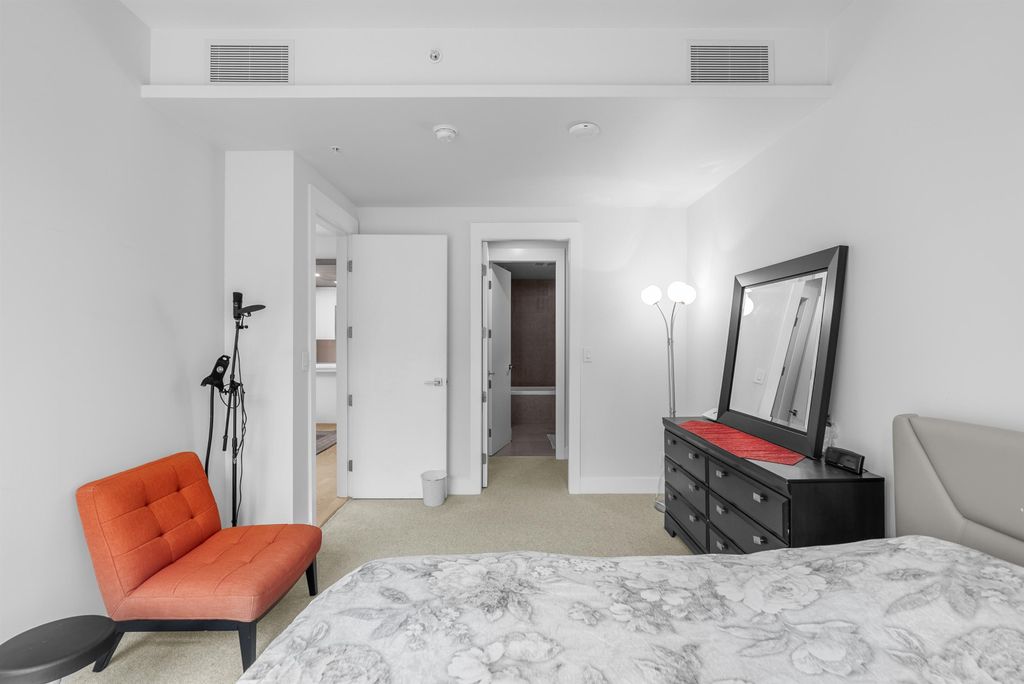 listing image 1104005670301326332