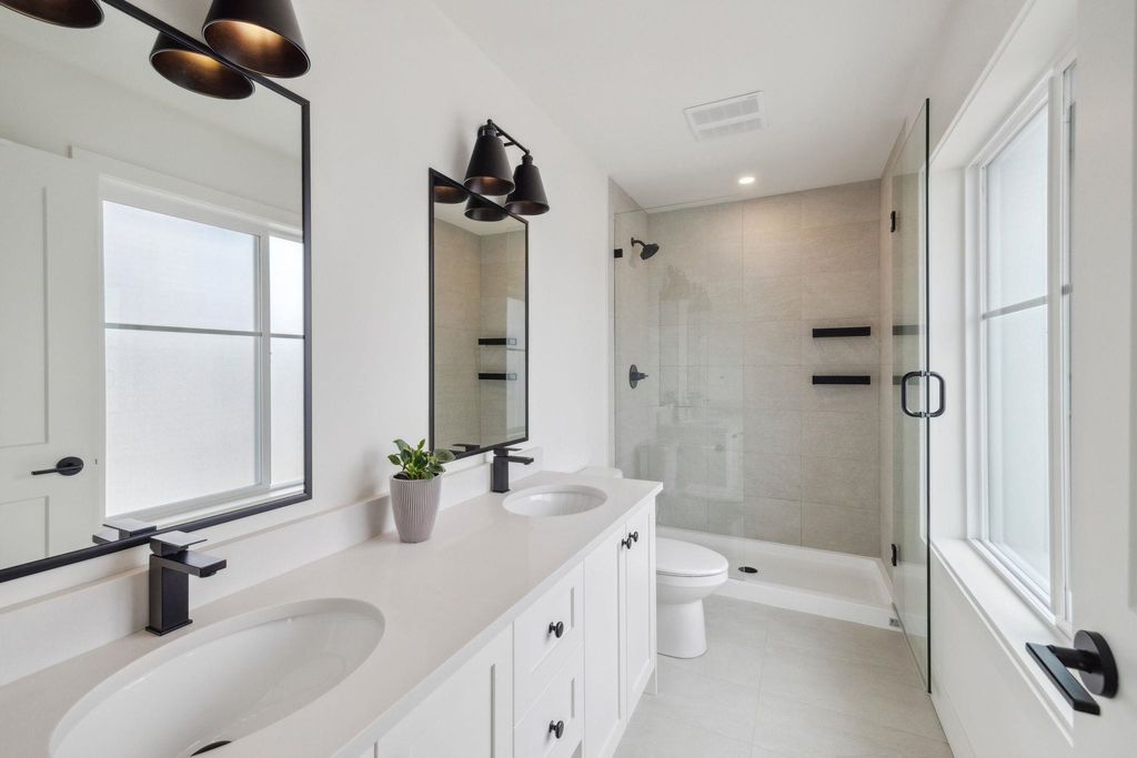 listing image 1102838127398582559