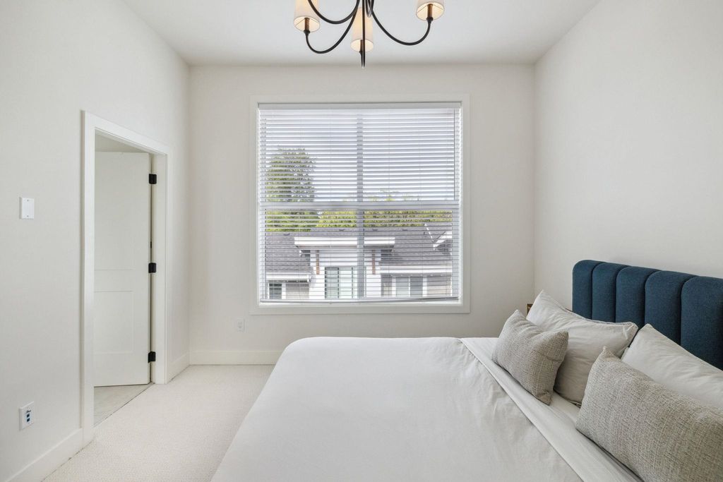listing image 1102763374262305201