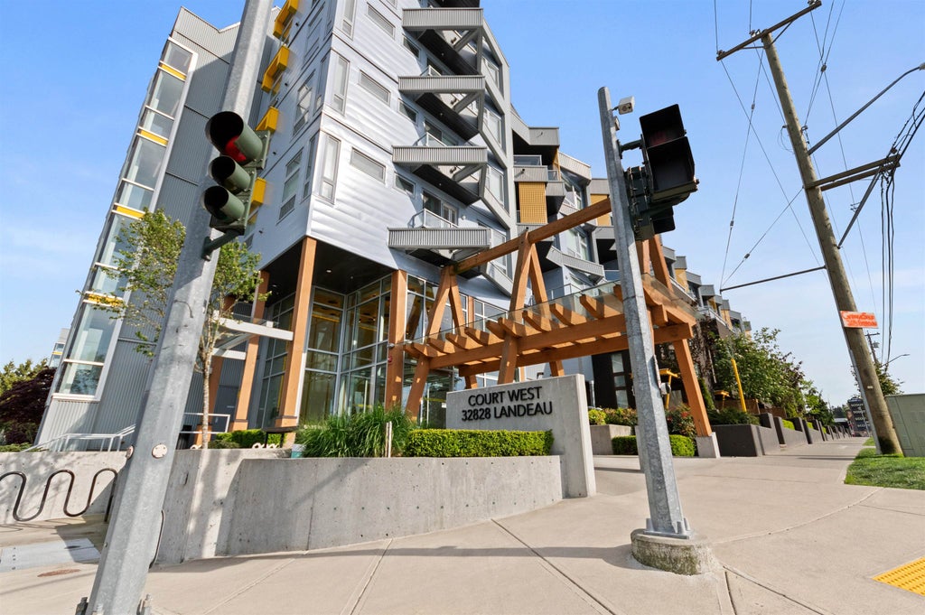 Photo of 32828 Landeau Place #6, Abbotsford, BC V2S 0M4 (MLS # R3126021)