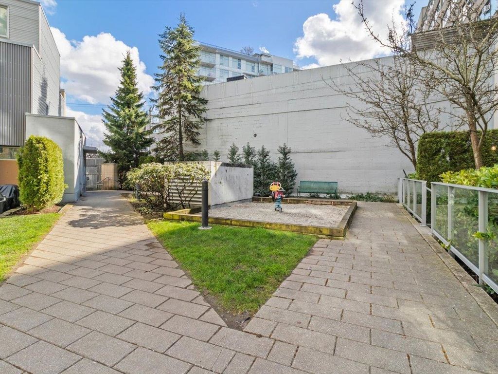 listing image 1100975022856352545