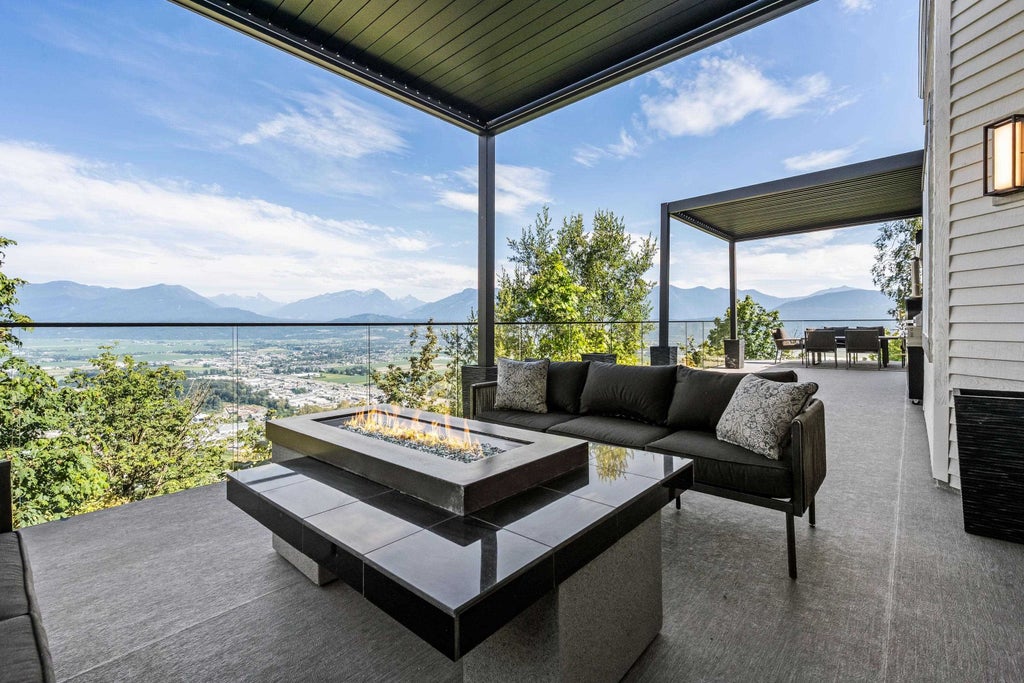 Photo of 43619 Bracken Drive, Chilliwack, BC V2R 4A4 (MLS # R3163139)