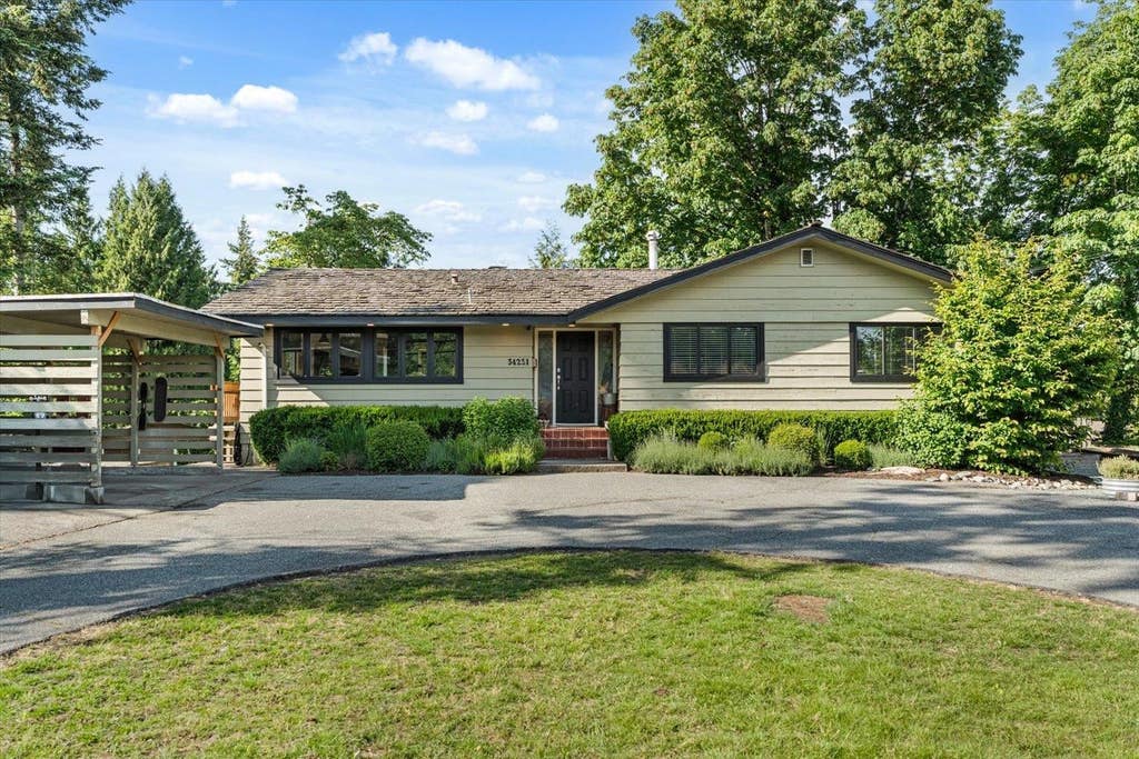 Photo of 34251 George Ferguson Way, Abbotsford, BC V2S 2N6 (MLS # R3131667)
