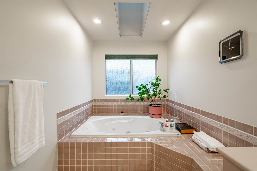 listing image 1107779065250693616