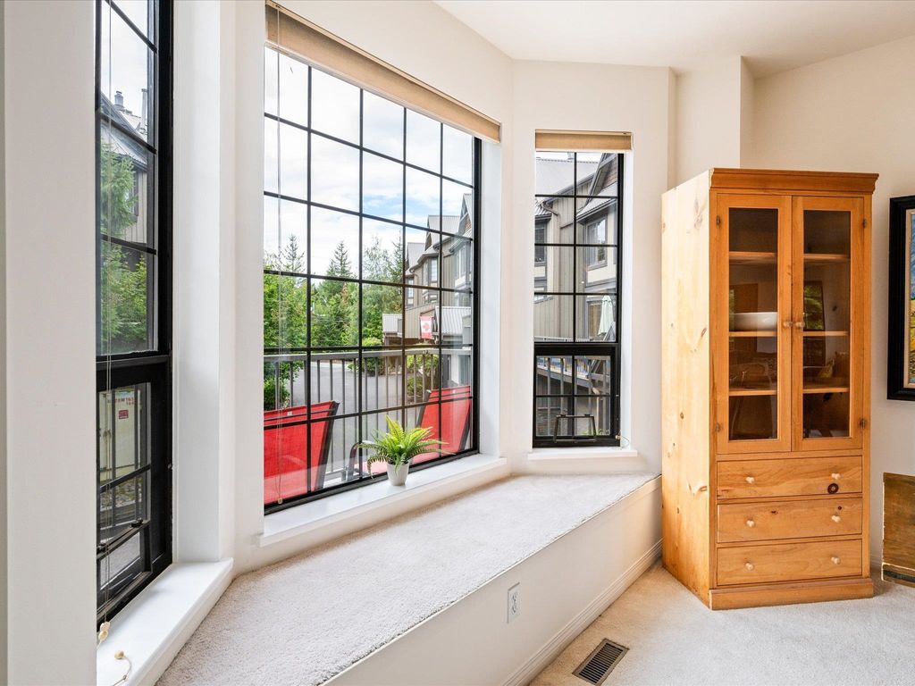 listing image 1104693039967838216
