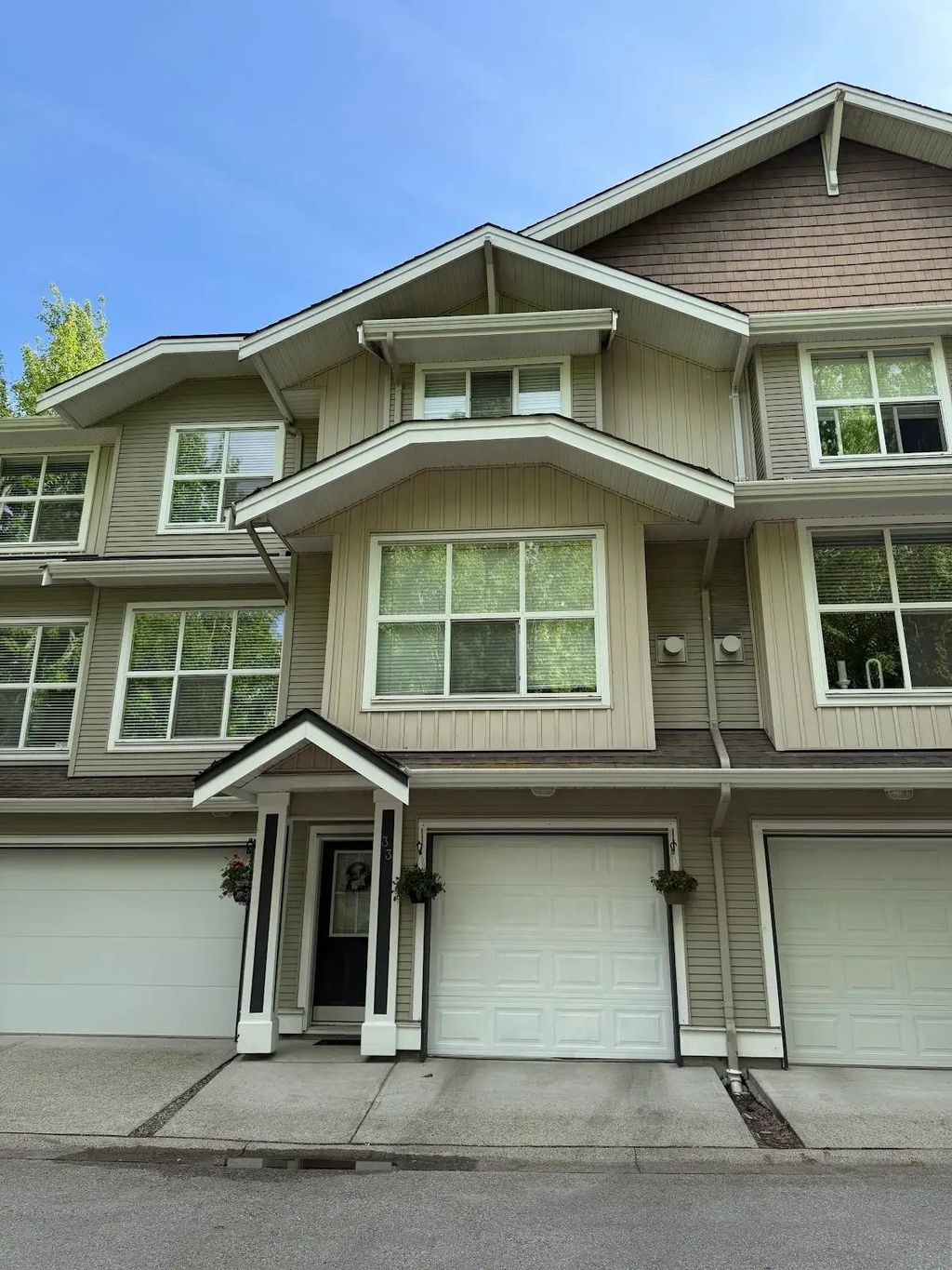 Photo of 20460 66 Avenue #33, Langley, BC V2Y 3B6 (MLS # R3125460)