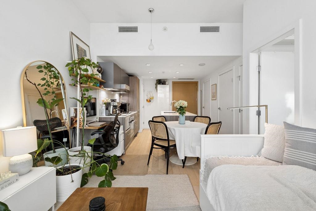 2220 Kingsway Street 328