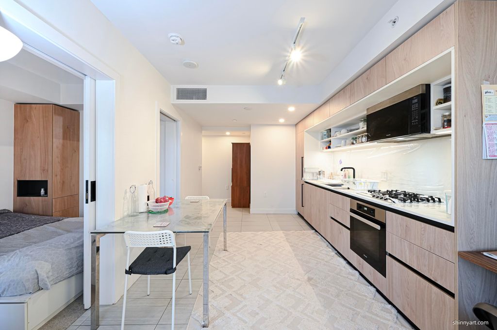 listing image 1104989824279818946