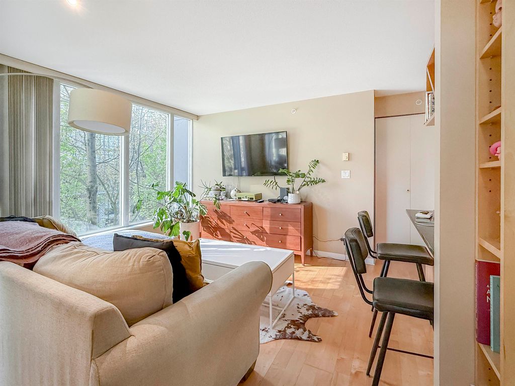 listing image 1101501423921304131