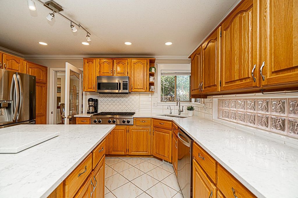 listing image 1101533192629505335