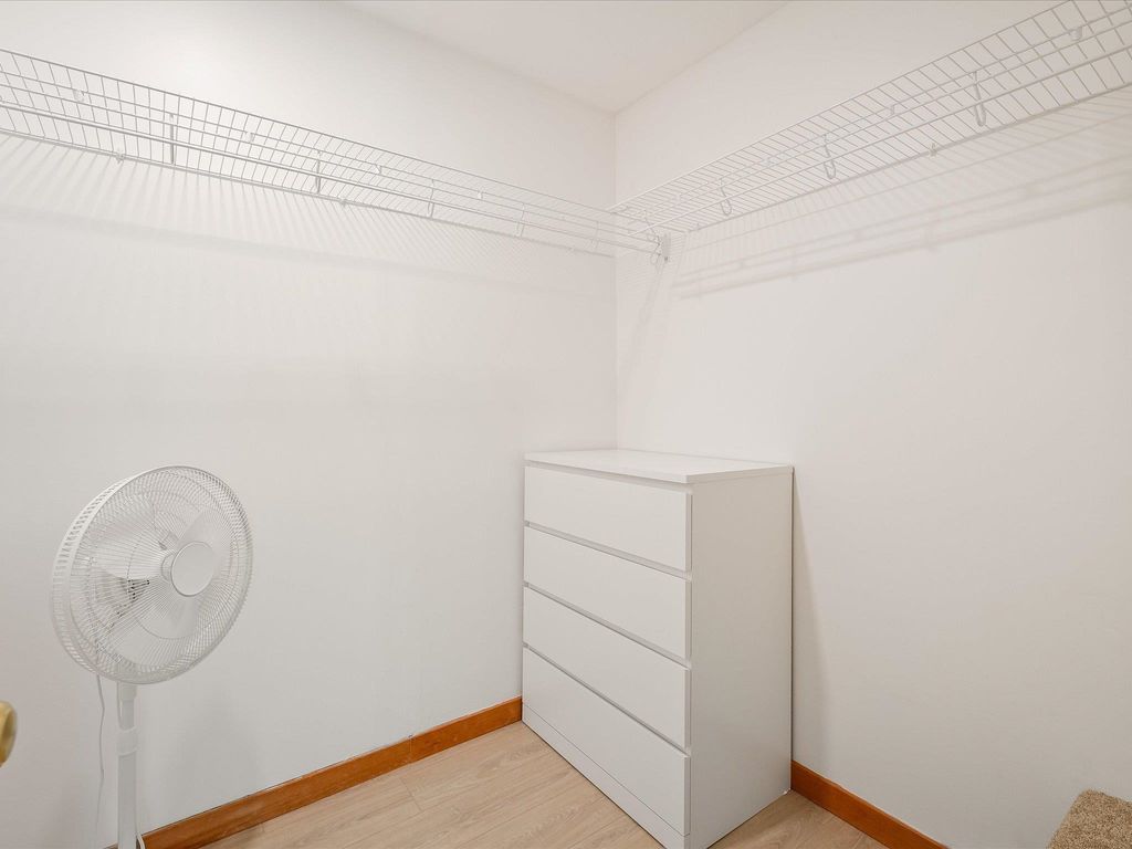 listing image 1104716370829969944