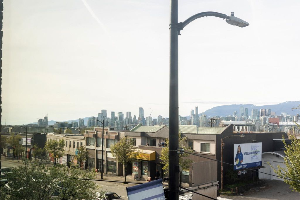 listing image 1106993138811582664