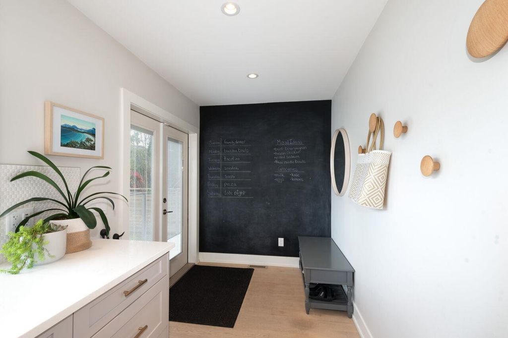 listing image 1109465843382538972