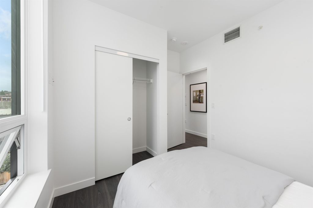 listing image 1104536536183723529