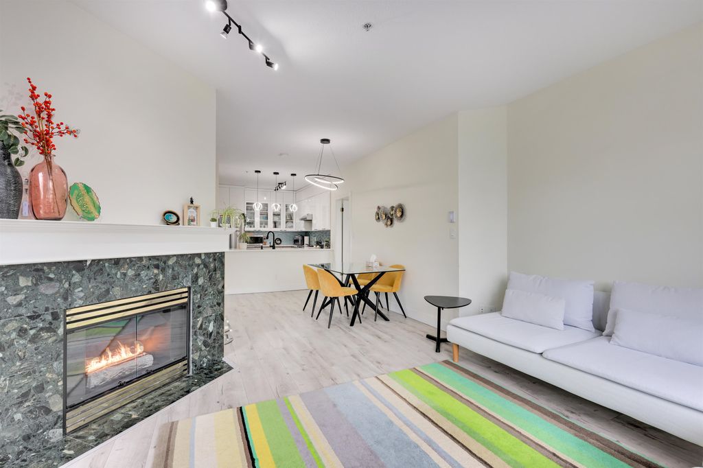 listing image 1102452584820423494