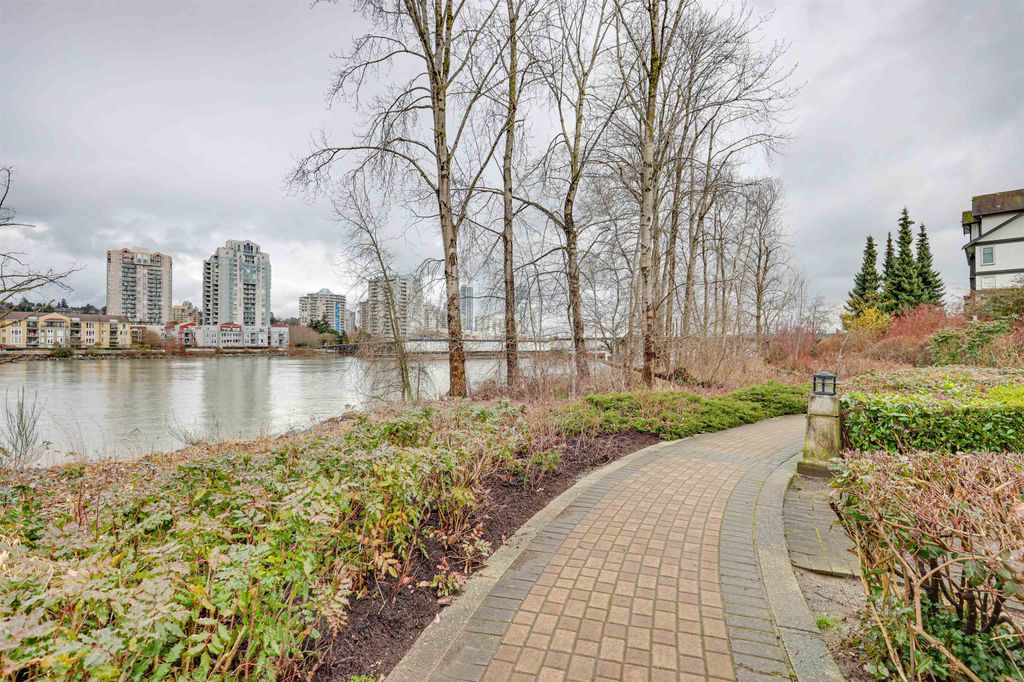 listing image 1109963068136582878