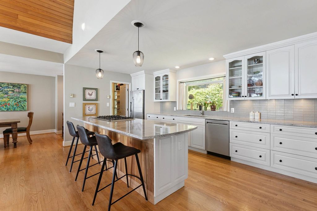 listing image 1100530704083492636