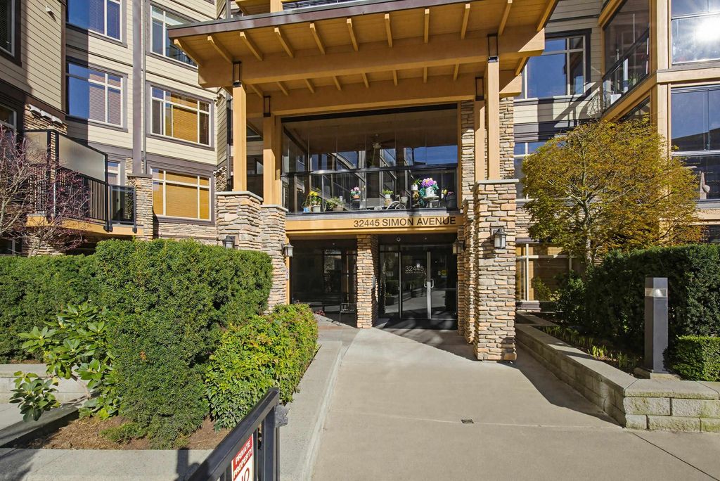 Photo of 32445 Simon Avenue #401, Abbotsford, BC V2T 0G7 (MLS # R3110245)