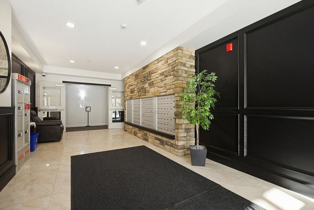 Photo of 32445 Simon Avenue #401, Abbotsford, BC V2T 0G7 (MLS # R3110245)