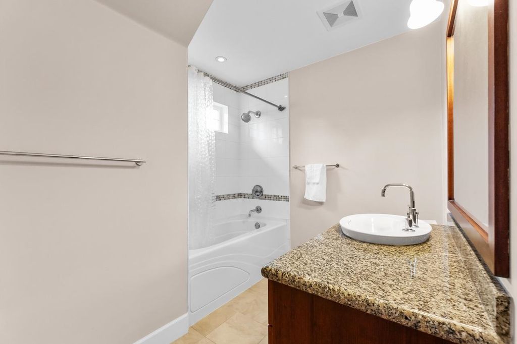 listing image 1105196772459243002