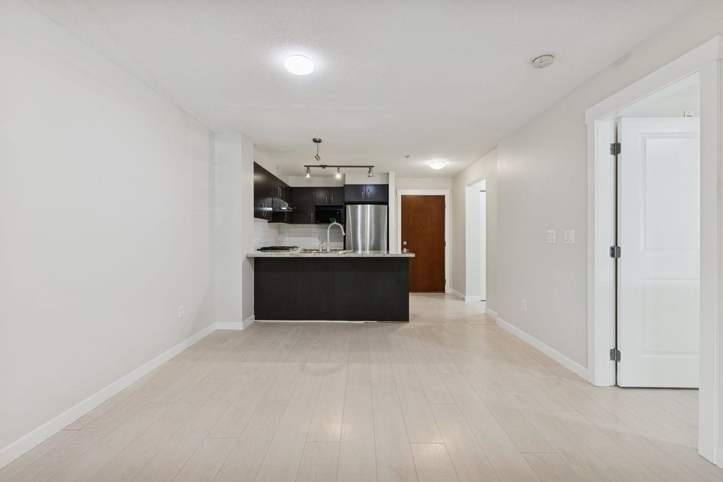 listing image 1105409806327577283