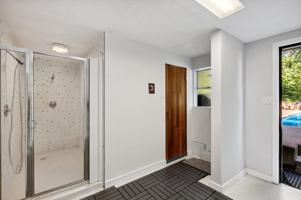 listing image 1102348490383905600